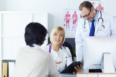 genç doktor bir ofiste bir defter ile çalışma