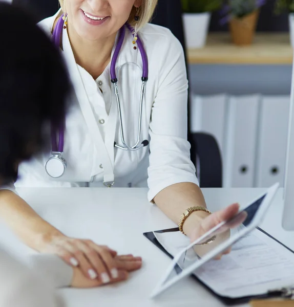 Doctor explaining diagnosis to her female patient — Stock Photo, Image