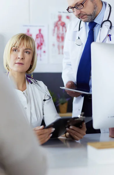 Medico e infermiere che lavorano in ufficio in ospedale — Foto Stock