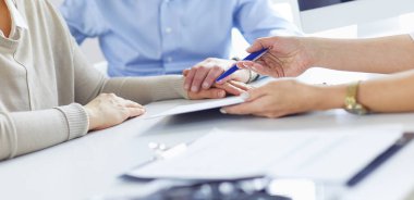 Hastanenin penceresinin yanındaki masada oturan doktor ve hastayı kapat.