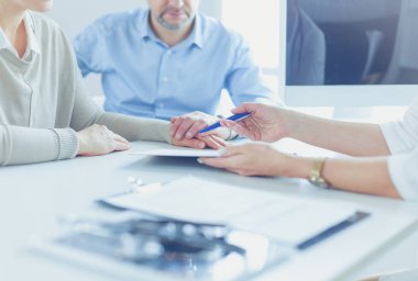 Hastanenin penceresinin yanındaki masada oturan doktor ve hastayı kapat.