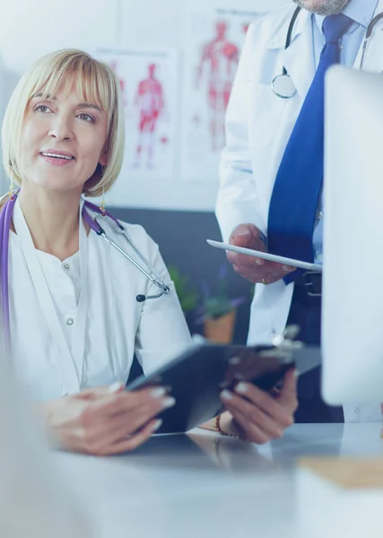 Medico e infermiere che lavorano in ufficio in ospedale — Foto Stock