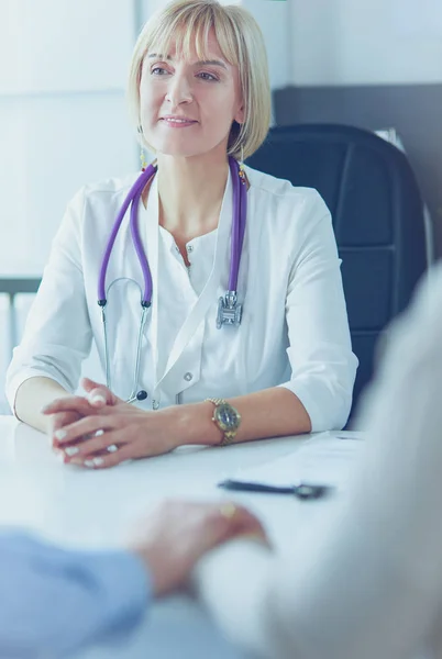 Ženský doktor sedící na stole a pracující na notebooku v hospilu — Stock fotografie