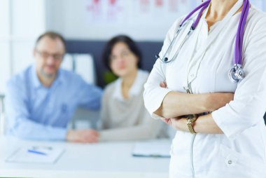 Steteskoplu gülümseyen tıp doktoru ve yaşlı çift