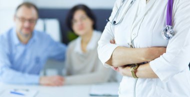 Steteskoplu gülümseyen tıp doktoru ve yaşlı çift