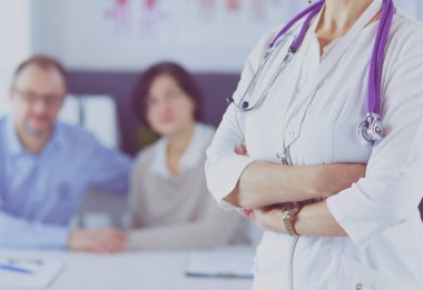 Steteskoplu gülümseyen tıp doktoru ve yaşlı çift