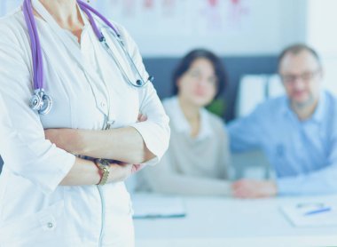 Steteskoplu gülümseyen tıp doktoru ve yaşlı çift