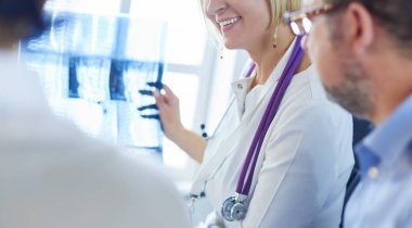 Bir grup doktor ve hemşire röntgene bakıyor.