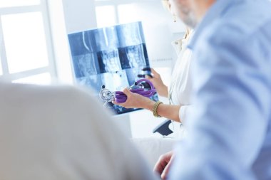 Ofiste bir x-ray görüntü bakarak tıp doktoru