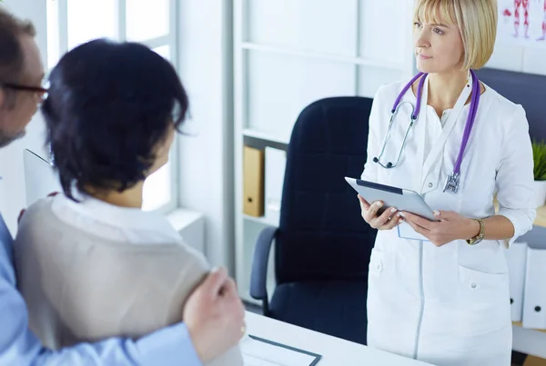 Médecin et jeunes couples à l'hôpital — Photo