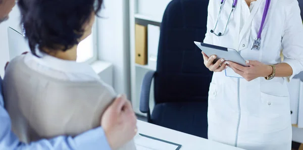 Medico e giovani pazienti in ospedale — Foto Stock