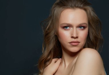 Bronz tenli güzel kadınlar. Temiz cilt - siyah üzerine izole