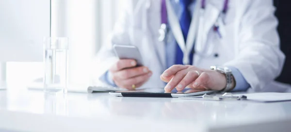 Retrato de médico sênior no escritório sentado na mesa — Fotografia de Stock