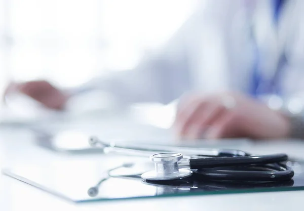 Retrato de médico sênior no escritório sentado na mesa — Fotografia de Stock