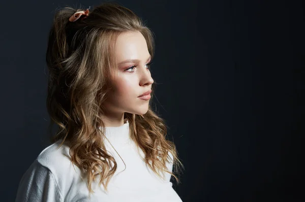 Portrait de belle femme modèle avec maquillage frais quotidien et coiffure romantique ondulée — Photo