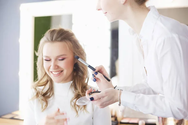 Make-up artist doing make up for young beautiful bride applying wedding make-up — Stock Photo, Image