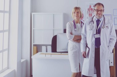 Doktorlar tıbbi ofis kameraya gülümseyen