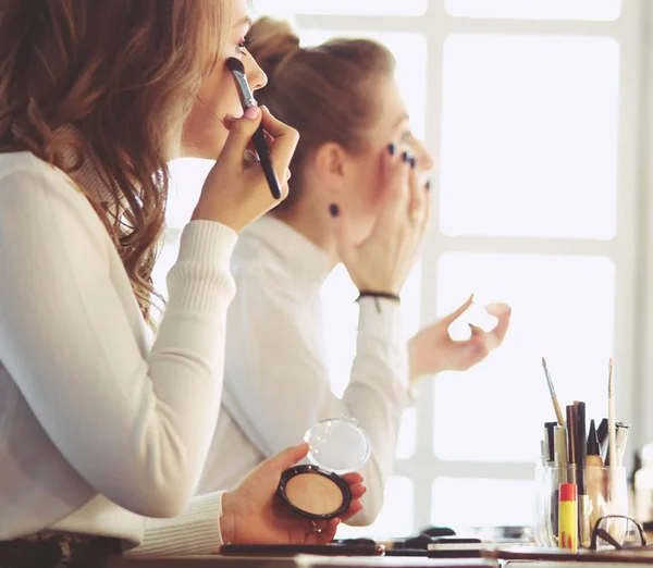 Maquillar artista haciendo profesional maquillaje de mujer joven — Foto de Stock