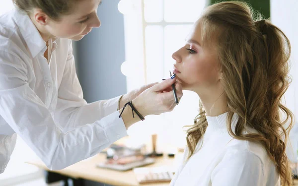 Bela jovem modelo mulher ficando moda make-up — Fotografia de Stock