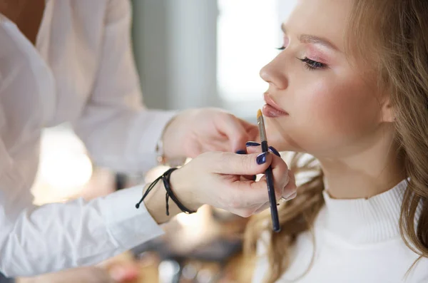 Bella giovane modella donna ottenere moda make-up — Foto Stock
