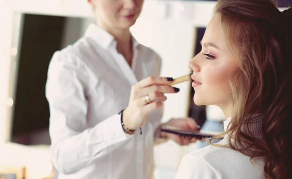 Güzel, genç bir model kadın makyaj yaptırıyor. — Stok fotoğraf