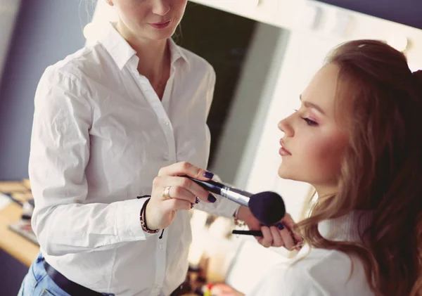 Mooi jong model vrouw het krijgen van mode make-up — Stockfoto