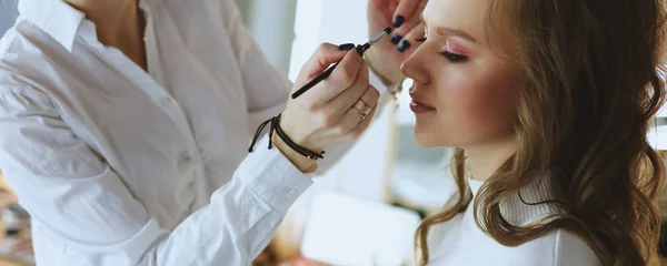 Güzel, genç bir model kadın makyaj yaptırıyor. — Stok fotoğraf