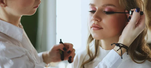 Bella giovane modella donna ottenere moda make-up — Foto Stock