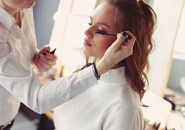 Schöne junge Model-Frau bekommt Mode-Make-up — Stockfoto