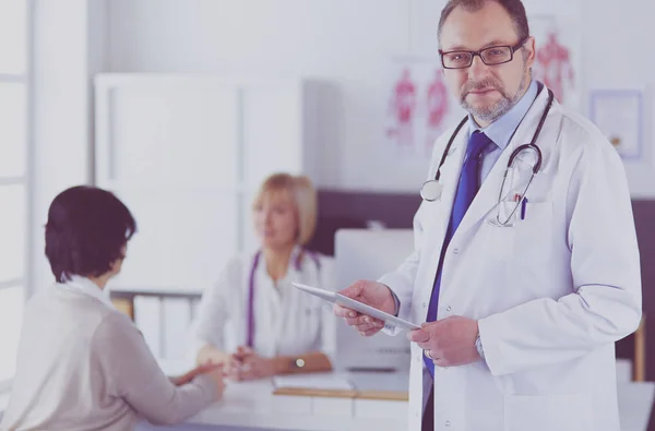 Boynunda steteskopla kameraya bakan bir doktor. — Stok fotoğraf