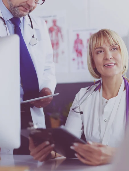 Medico e infermiere che lavorano in ufficio in ospedale — Foto Stock