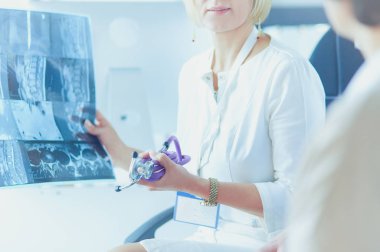 Ofiste bir x-ray görüntü bakarak tıp doktoru