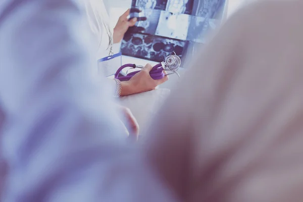 Ιατρός, εξετάζοντας μια εικόνα ακτινογραφία στο γραφείο — Φωτογραφία Αρχείου