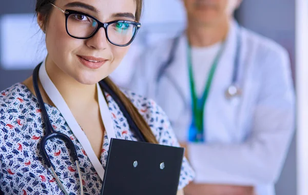 Ein Ärzteteam, Mann und Frau, im Amt — Stockfoto