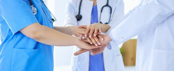 Um grupo de médicos a juntar as mãos. Close-up — Fotografia de Stock