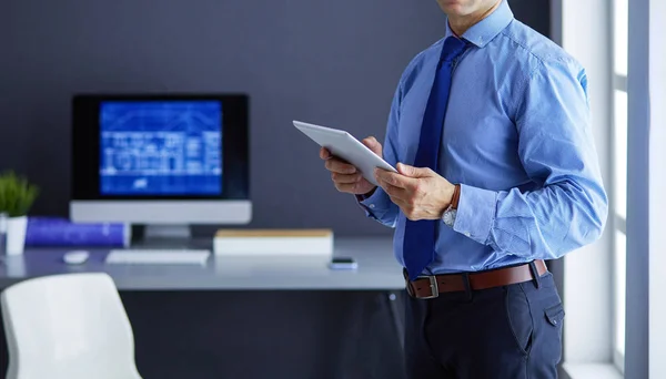 Lächelnder Geschäftsmann mit Touchpad am Arbeitsplatz im Büro — Stockfoto