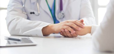 yakın çekim, stetoskop ve kağıt üzerinde arka plan doktor ve hasta el