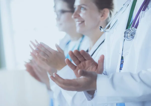 Ιατρική ομάδα παλαμάκια τα χέρια τους κατά τη διάρκεια μιας συνάντησης — Φωτογραφία Αρχείου