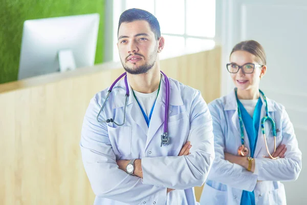 Una vista di una squadra medica felice di medici, uomini e donne, isolati su sfondo bianco — Foto Stock