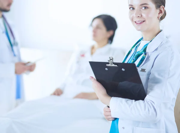 Medico o infermiere che parla con il paziente in ospedale — Foto Stock