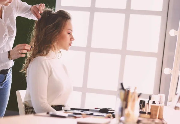 Tvoří umělec dělá profesionální make-up mladé ženy — Stock fotografie