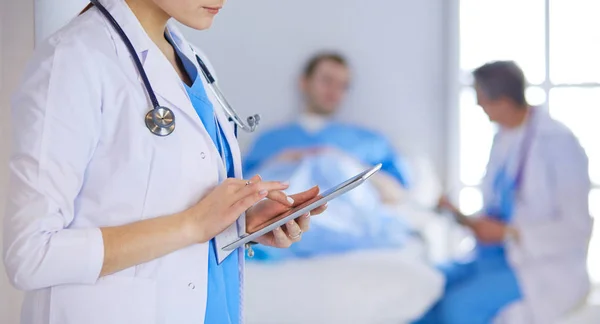 Ärztin benutzt Tablet-Computer in Krankenhauslobby — Stockfoto