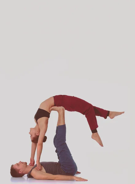 Jong sportief stel beoefenen acroyoga. Balanceren in paar. — Stockfoto