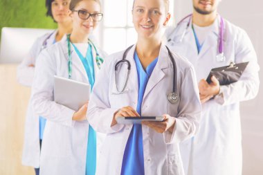 Bir grup doktor ve hemşire hastane odasında bekliyor.