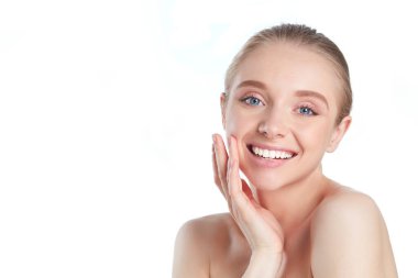 Taze temiz mükemmel cilt ile güzel genç kadın