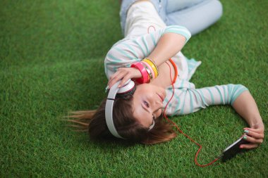 Mutfakta masada oturan genç bir kadın. Genç kadın.