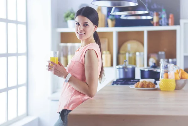 Porträtt av en vacker kvinna som håller glas med välsmakande juice . — Stockfoto