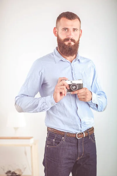 Porträt eines gutaussehenden jungen Mannes mit Kamera — Stockfoto