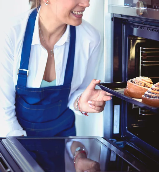 Vrouw koken holding plaat met zelfgebakken goederen — Stockfoto