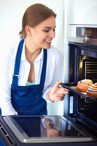 Mujer cocinero celebración plato con productos horneados caseros — Foto de Stock